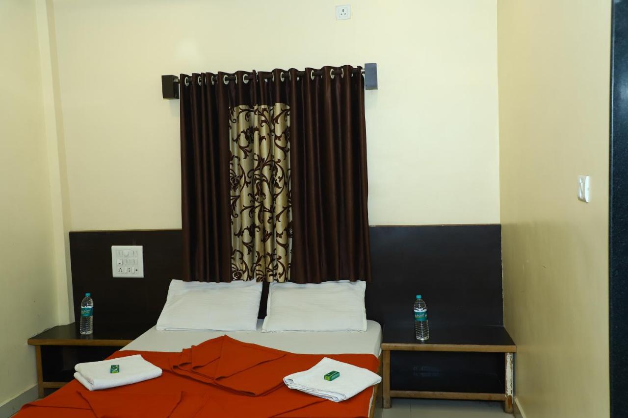 Sai Madhavi Palace Hotel Shirdi Esterno foto